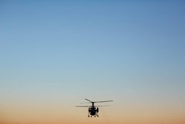 kurtarma helikopteri akşam gökyüzü üzerinde