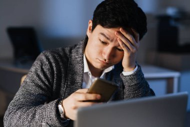 Akıllı telefon kullanan iş adamı 