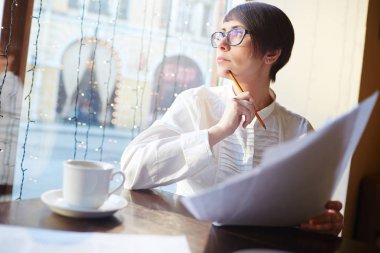 işkadını kafede belgelerle