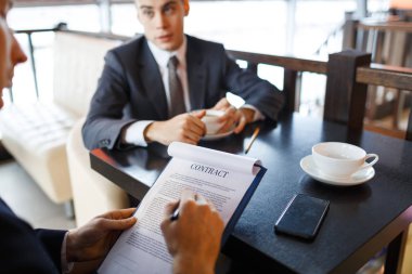 Cafe çalışma iş adamları