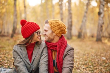 sonbahar orman içinde birleştirmek