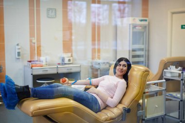  hemotransfusion merkezinde oturan kadın