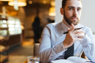 Kafede çalışan bir iş adamı.