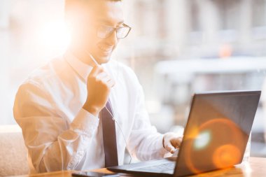 Dizüstü bilgisayarda çalışan iş adamı