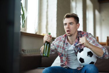adam futbol topu ve şişe 