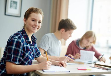 Not defterini içinde yapım kız