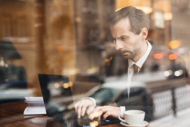 Dizüstü bilgisayarda çalışan iş adamı