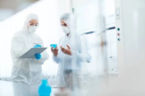 Microbiologists analyzing toxic substance — Stock Photo, Image