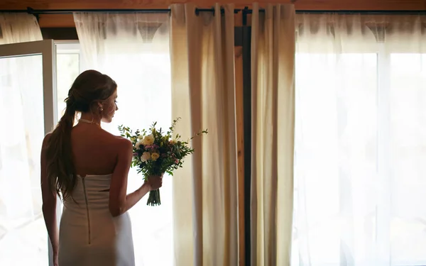 Novia mirando por la ventana — Foto de Stock