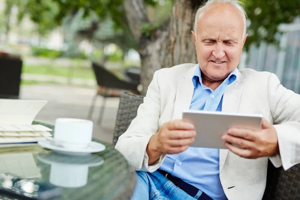 Homme âgé utilisant une tablette — Photo