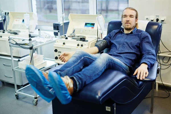 Донор крови сидит в кресле — стоковое фото