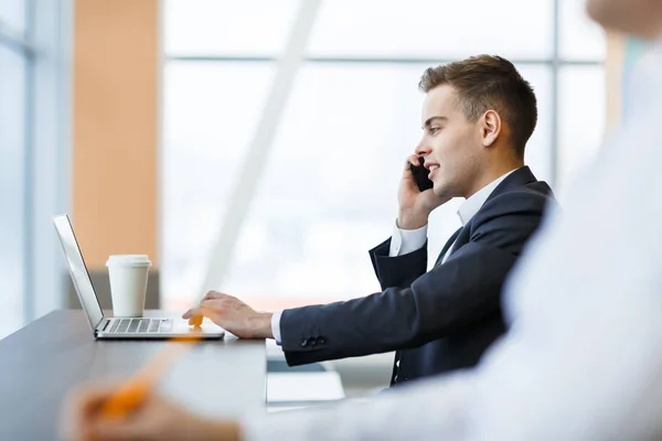 Man använder media gadgets — Stockfoto