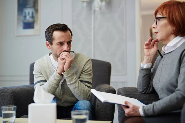 Mannen under besök i psykolog — Stockfoto