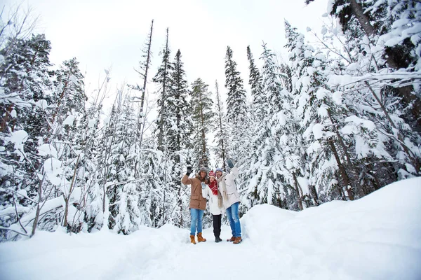 Vänner i vinter skog — Stockfoto