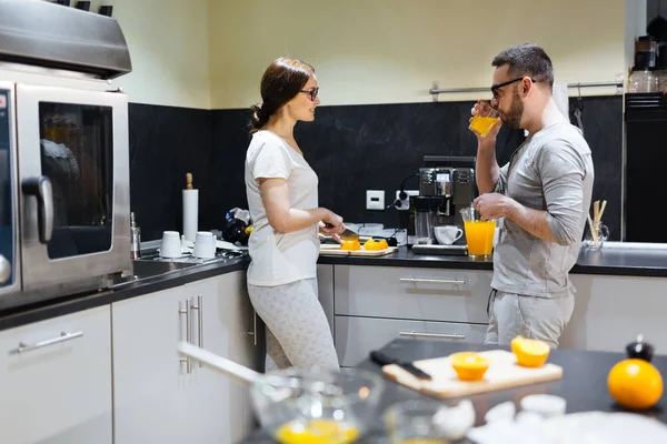 Couple talking in kitchen — Stock Photo, Image