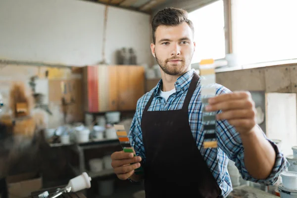 Man looking at color chart — Stock Photo, Image