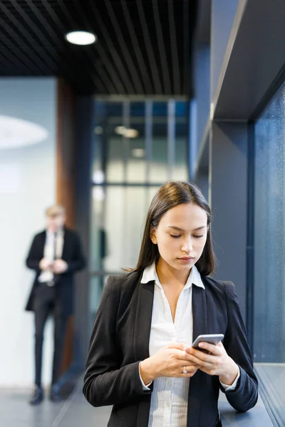 Focused businesswoman using smartphone — Stock Photo, Image