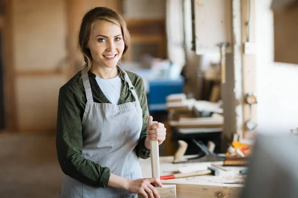 Joiner holding trä handverktyg — Stockfoto