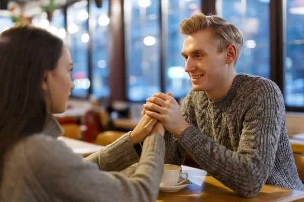 Pareja joven en la cafetería —  Fotos de Stock