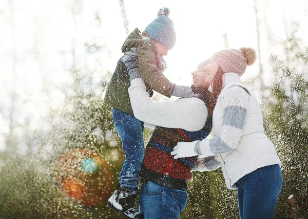 Семья в зимнем лесу — стоковое фото