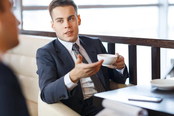 Banquero hablando con su colega — Foto de Stock