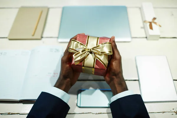 Businessman holding gift — Stock Photo, Image