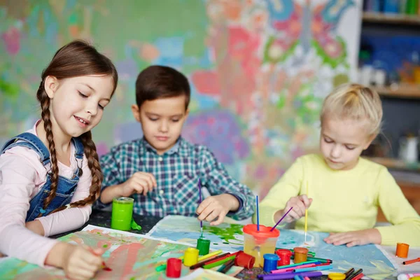 Gruppe von Kindern malen — Stockfoto