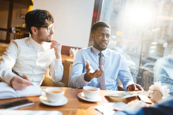 Hombres de negocios exitosos — Foto de Stock