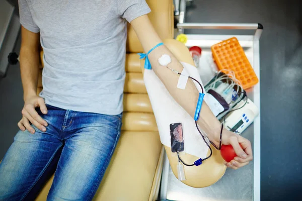 Donor during hemotransfusion — Stock Photo, Image