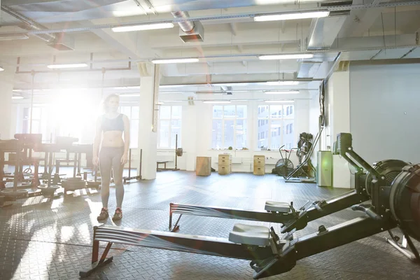 Sportieve vrouw stond in sportschool — Stockfoto