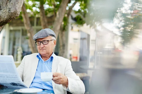 Stary człowiek o filiżankę kawy — Zdjęcie stockowe