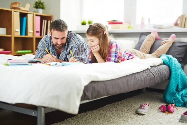 Father and daughter doing homework — Stock Photo, Image