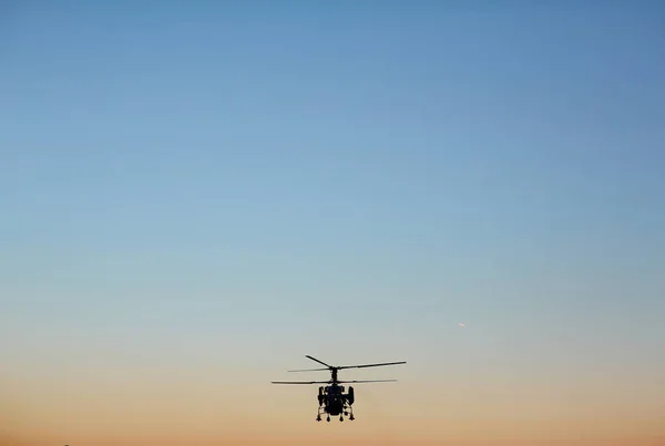 Helicóptero de resgate no céu da noite — Fotografia de Stock