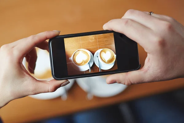 Couple taking photo of drinks — Stock Photo, Image