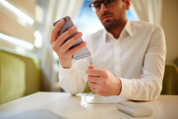 Uomo d'affari seduto al caffè — Foto Stock