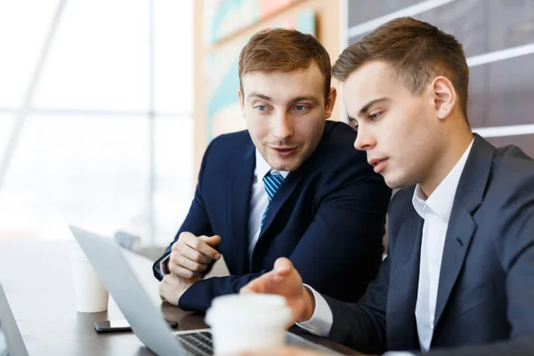 Businessmen discussing sales — Stock Photo, Image