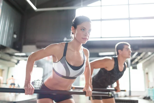 Mujer y hombre con barras deportivas — Foto de Stock