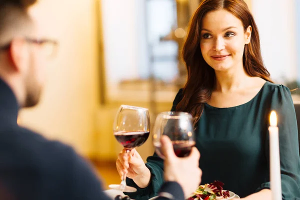 Coppia bicchieri da vino Clinking nel ristorante — Foto Stock