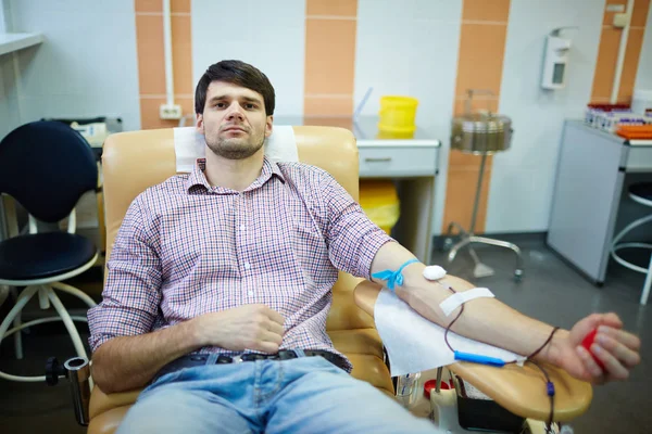 Hombre donando su sangre — Foto de Stock