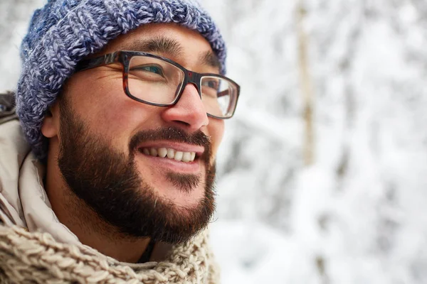 Homem na floresta de inverno — Fotografia de Stock