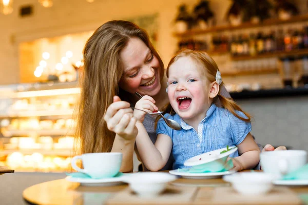 Famiglia mangiare dolce dessert — Foto Stock