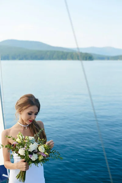 Mariée flottant sur yacht — Photo