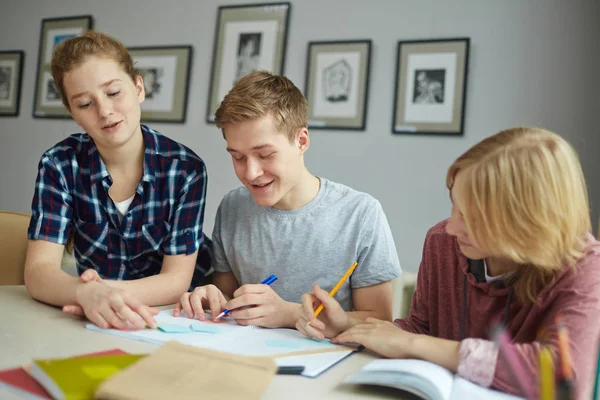 Adolescenza che esegue l'assegnazione — Foto Stock