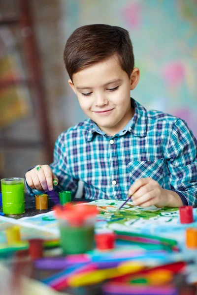 Bonito menino pintura com guache — Fotografia de Stock