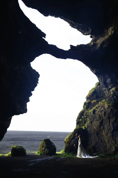 Para stojący wewnątrz jaskini — Zdjęcie stockowe