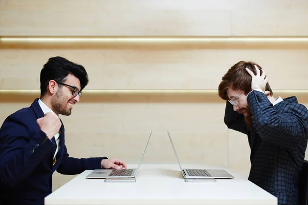 Uomini d'affari che lavorano insieme — Foto Stock