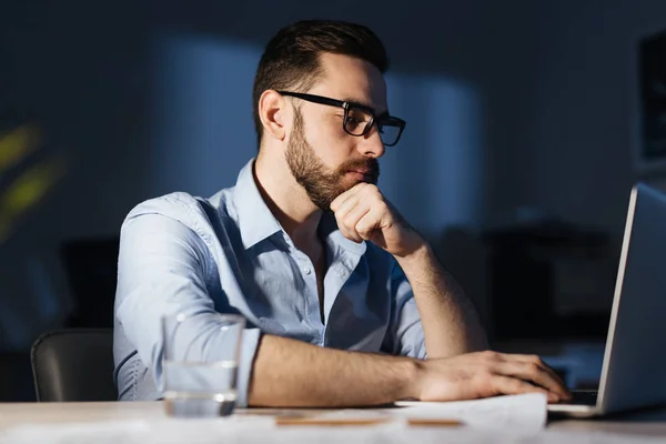 Homem sério com laptop — Fotografia de Stock