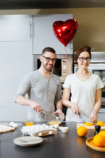 Pareja cocinando juntos —  Fotos de Stock