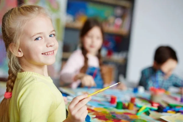 Sorrindo menina olhando para a câmera — Fotografia de Stock