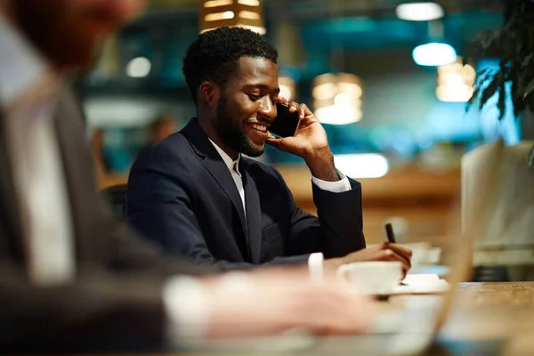 Upptagen entreprenör talar i telefon — Stockfoto